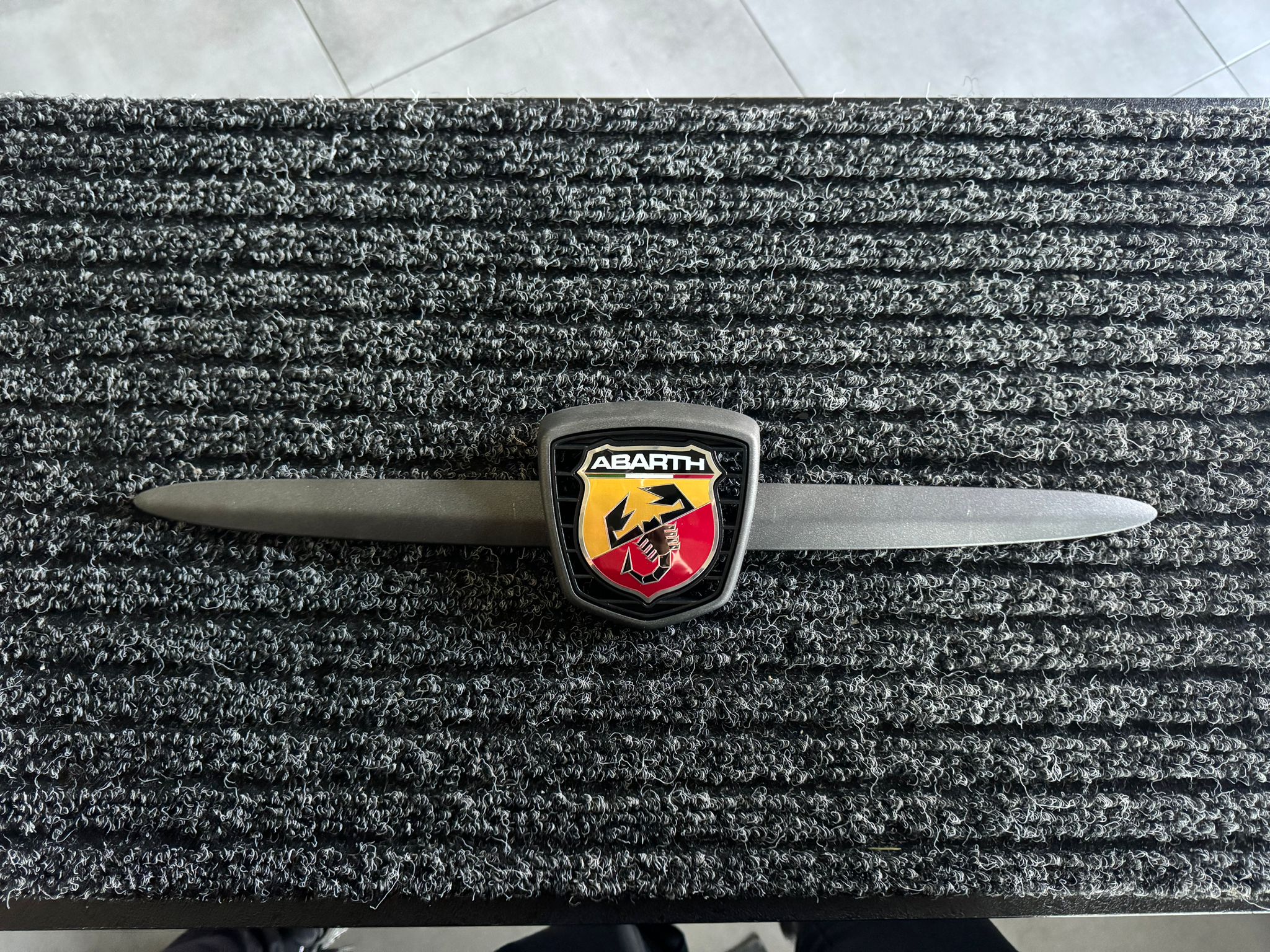 Modanatura logo Anteriore Fiat 500 Abarth 595 - 695 originale fiat