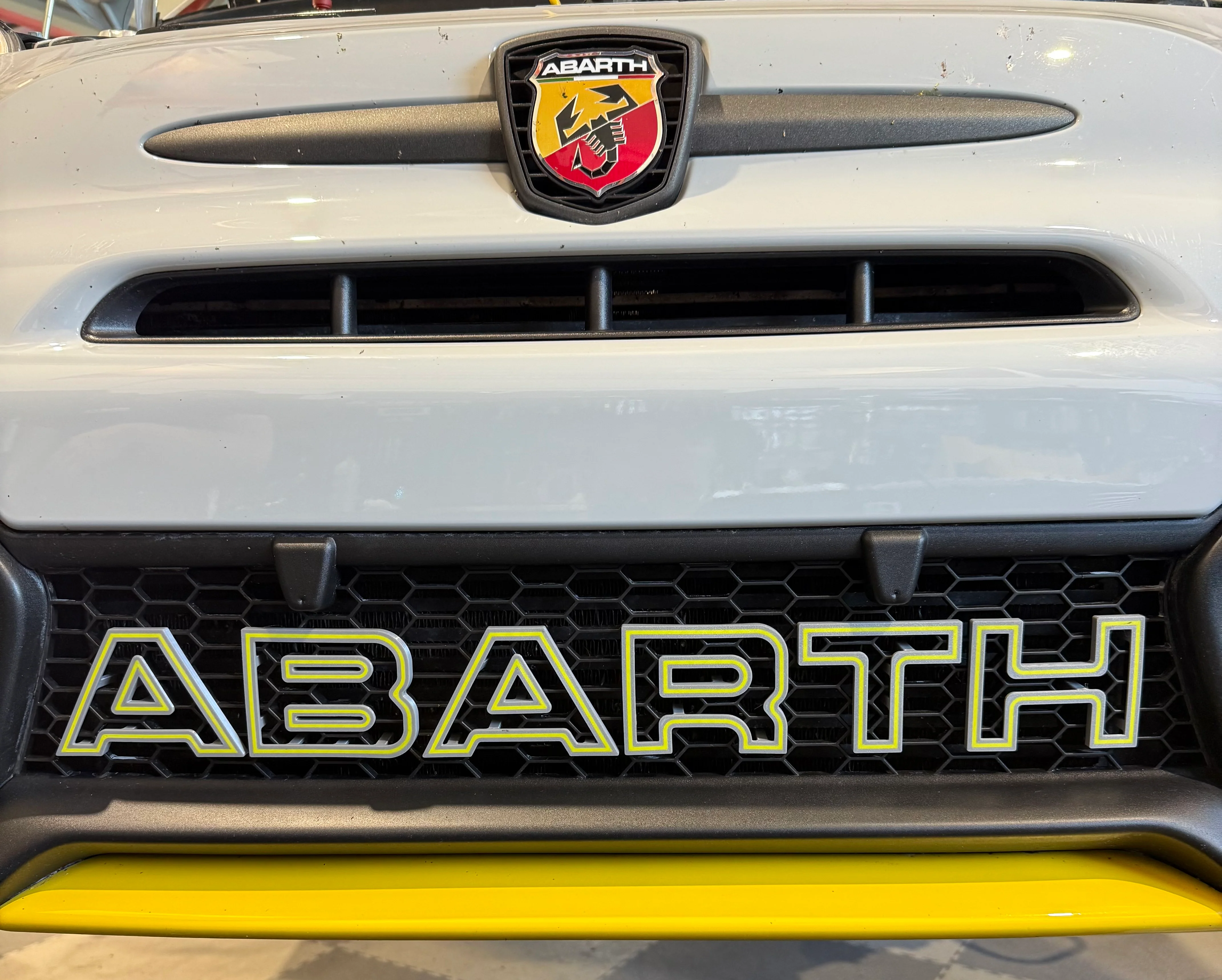 Scritta ABARTH griglia anteriore Restyling - Image 43