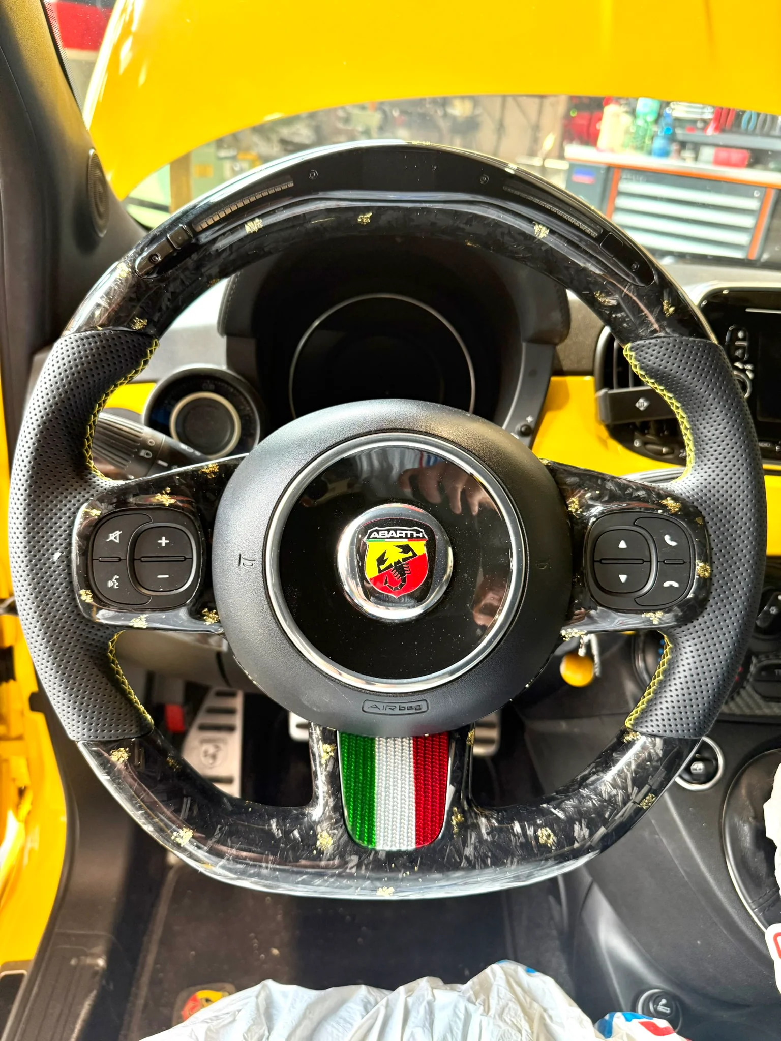 Volante LED 500 abarth restyling MULTIFUNZIONE carbonio forgiato giallo- pelle - Image 6